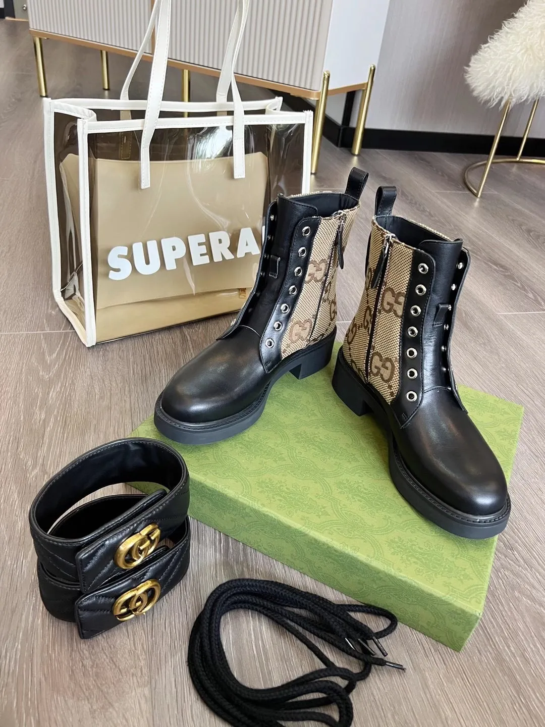 👟👟Ex-factory price 560👟👟 Autumn and winter GUCCI double G ankle boots original model opening✅ Full oil edges and metal chain details, a pull strap at the back for easy putting on and taking off, elastic design on both sides, full of high-end sense [strong] Fabric: cowhide🐂 Inner/foot pads: high-end cowhide🐂 Little Bee GUCCI TPU outsole Heel height 4cm Color: black Code number: 35-41 (41 needs to be customized) Packaging: Comes with card and cloth bag.